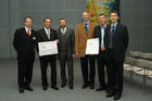 (C)fotodienst/Mag. Daniel Katzinger - Wien 05.10.2006,Heute fand im Festsaal der Telekom Austria die Preisverleihung des vom  Report Verlag initiierte ebiz egovernment award 2006 statt. Foto v.l.: Dr. Alfons Flatscher (GF und Herausgeber Report Verlag), 1. Preis O.Ö, Firma Risc - Software GMBH