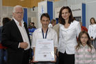 Der Gewinner des I.M. Austria Messe-Foerderpreises 2007 steht fest!Anlaesslich der Intertech, Messe Dornbirn von 3.-5.Mai fand am Samstag, 5.5. die diesjaehrige Preisverleihung statt. Mag. Bruno Bereuter und sein Lernlabor erhalten den Preis im Gesamtwert von Euro 20.000.- fuer ihren ersten Messeauftritt. Bild v.l.: Messe-Dir. Roland Falger, Mag. Bruno Bereuter, Birgit Hölzl-Zech mit Tochter
