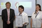 Der Gewinner des I.M. Austria Messe-Foerderpreises 2007 steht fest!Anlaesslich der Intertech, Messe Dornbirn von 3.-5.Mai fand am Samstag, 5.5. die diesjaehrige Preisverleihung statt. Mag. Bruno Bereuter und sein Lernlabor erhalten den Preis im Gesamtwert von Euro 20.000.- fuer ihren ersten Messeauftritt. Bild v.l.: Leslie P.C.Zech Mag. Bruno Bereuter, und Elisabeth Breuss