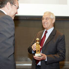 (c) fotodienst/Anna Rauchenberger - Wien, am 19.09.2012 – Die I.M.Austria, Interessensgemeinschaft der Messe- und Live-Marketing-Spezialisten Österreichs, verlieh heute den IMA-Award 2011 an Carlo Kreiner. Die Awardverleihung fand im Rahmen der access 2012, Österreichs größter Fachmesse für Kongresse, Tagungen, Incentives und Events, in der Wiener Hofburg statt. Anschließend wurde zum Sektempfang zum ersten „Green Stand“ der I.M. Austria geladen. FOTO Carlo Kreiner, GF Media Plan, bekommt den  IMA Awards 2011 überreicht: