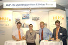 Wirtschaftsfaktor Kleingärten: Foto : der Messestand der HUP mit ganz links Obmann Johann Koch; Mitarbeitern und ganz rechts: Reinhard Altrichter (Bank Austria Creditanstalt KleingartenService)