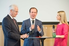  (c) fotodienst / Anna Rauchenberger - Wien, am  23.09.2013 - Eröffnung der Bernhard Gottlieb Universitätszahnklinik nach Neubau bzw. Generalsanierung. FOTO v.l. Univ.-Prof. Dr. Wolfgang SCHÜTZ, Rektor - Medizinische Universität Wien, DI Wolfgang GLEISSNER, Geschäftsführer der Bundesimmobiliengesellschaft m.b.H., Moderatorin: