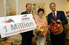 Heinz Behacker (VBV Vorstandsvorsitzender - re) mit Mag.Peter Eitzenberger (VBV Prokurist) mit der 1 Mln Kundin Frau Manuela Neugebauer