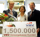 Heute durfte Heinz Behacker, Vorstandsvorsitzender der VBV - Vorsorgekasse AG, die 1,5-millionste Kundin in seinem Unternehmen begrüßen. Frau Mag. vet. med. Christine Pruckner ist Tierärztin in Wien und eine von 100.000 Selbständigen, die von der betrieblichen Vorsorgeform „Abfertigung NEU“ Gebrauch machen. „Wir freuen uns sehr, dass das System der betrieblichen Vorsorge im vergangenen Jahr durch eine Gesetzesnovelle für Selbständige, freie Dienstnehmer und Freiberufler geöffnet wurde. Damit sind freiberuflich Selbständige wie Frau Mag. vet. med. Pruckner nicht mehr von dieser steuerlich attraktiven und sicheren Vorsorgeform ausgeschlossen“, freut sich Behacker über seine „jüngste“ Kundin. Damit ist mittlerweile jeder 3. Arbeitnehmer, jeder 3.  Arbeitgeber sowie jeder 3. Selbständige in Österreich Kunde der VBV - Vorsorgekasse. Die Marktführung konnte somit weiter gefestigt und ausgebaut werden. Im Bild: KR Heinz Behacker (Vorstandsvorsitzender VBV-Vorsorgekasse), Mag. med. ved. Christine Pruckner (Tierärztin) und Mag. Peter Eitzenberger (Prokurist VBV-Vorsorgekasse).