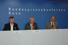 Jahres-Pressekonferenz 2006 des Deutschen Entwicklungsdienst GmbH in Bonn,
v.l.Herr Koch aus dem Presse und Informationsamt, Dr. Jürgen Wilhelm DED-Geschäftsführer, Dr. Uwe Runge DED Verwaltungs-ratsvorsitzende