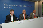 Jahres-Pressekonferenz 2006 des Deutschen Entwicklungsdienst GmbH in Bonn, v.l. Herr Koch aus dem Presse und Informationsamt, Dr. Jürgen Wilhelm DED-Geschäftsführer, Dr. Uwe Runge DED Verwaltungs-ratsvorsitzende