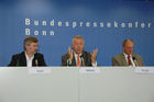 Jahres-Pressekonferenz 2006 des Deutschen Entwicklungsdienst GmbH in Bonn,v.l.
Herr Koch aus dem Presse und Informationsamt, Dr. Jürgen Wilhelm DED-Geschäftsführer, Dr. Uwe Runge DED Verwaltungs-ratsvorsitzende