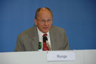 Jahres-Pressekonferenz 2006 des Deutschen Entwicklungsdienst GmbH in Bonn,
Dr. Uwe Runge DED Verwaltungs-ratsvorsitzende