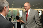 Jahres-Pressekonferenz 2006 des Deutschen Entwicklungsdienst GmbH in Bonn, Dr. Uwe Runge DED Verwaltungs-ratsvorsitzende im Gespräch mit der Presse