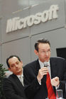 Der Auftritt von Microsoft Österreich auf der ITnT zählt traditionell zu den Publikumsmagneten auf der heimischen IT-Fachmesse. Foto: Michael Bartz (Leitung Bereich Information Worker)hinten; Manfred Bayer-Lemerz (Leitung Bereich Business Solutions Österreich)©fotodienst/Nadine Bargad