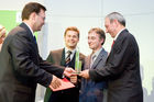(C) fotodienst/Anna Rauchenberger -  Wien, am 28.09.2009 - Heute wurde im Rahmen einer Gala in der Wirtschaftskammer Österreich der Staatspreis für Multimedia und e-Business verliehen. FOTO: Christian Rupp (li), Sprecher der Plattform Digitales Österreich, Bundeskanzleramt, verleiht den Preisträgern Unisys Oesterreich GmbH mit dem Projekt 'EAZV' ihren Preis in der Kategorie 'E-Government und Bürgerservice'