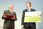 (C) fotodienst/Anna Rauchenberger -  Wien, am 28.09.2009 - Heute wurde im Rahmen einer Gala in der Wirtschaftskammer Österreich der Staatspreis für Multimedia und e-Business verliehen. FOTO: Univ. Prof. Dr. Gerald Futschek, Präsident, Österreichische Computer Gesellschaft überreicht dem Preisträger (re) They Shoot Music - Don?t They  mit dem Projekt 'They Shoot Music - Don?t They' den Förderpreis Talent trifft Markt