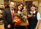 Preisübergabe an die Gewinnerin Frau Ilse Maria Wakonig. Im Bild v.l. Luciano Weingartner, Gewinnerin Ilse Maria Wakonig und Filialleiterin Brigitte Stanjko.