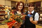 Preisübergabe an die Gewinnerin Frau Ilse Maria Wakonig. Im Bild Gewinnerin Ilse Maria Wakonig und Filialleiterin Brigitte Stanjko.