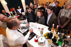 (C) fotodienst/Anna Rauchenberger - Wien, 19.3.2009 - Jura Österreich lud zu außerordentlichen Sternstunden des Kaffees in die 'Laterne' der Wiener URANIA ein und präsentierte die neue Signatur-Line des Unternehmens, Kaffee-Vollautomaten, die Technik, Design, Genuss und Luxus vereinen. FOTO: Daniel Heininger, Profi-Kaffee-Sommelier, zeigt professionelle  Zubereitung von Kaffee