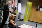 Inits Business Talk: Der Weg zum erfolgreichen Franchising! Der Business Talk gibt Jungunternehmern und Gründungsinteressierten einen Einblick in den Erfahrungsschatz erfolgreicher Unternehmer. Doris und Gabor Rose vom Modelabel Jones brachten den Besuchern das Erfolgskonzept des Franchisesystem näher. Anhand von praktischen Erfahrungen wurden Risiken und Chancen dieses Vertriebssystems aufgezeigt. Der Auftritt des erfolgreichen Unternehmer Ehepaars Doris und Gabor Rose, beide Geschäftsführer der Rose KG, hinterließ bei den Besuchern des INiTS Business Talk sichtlich einen Eindruck. Unter dem erfolgreichen Modelabel Jones verbirgt sich eine faszinierende Unternehmens(familien)geschichte in der angehenden 3. Generation. Durch das etablierte Franchisesystem ist es Jones gelungen mittlerweile 90 erfolgreiche Stores zu führen. „Die Summe der Teile schafft Synergieeffekte“, so der Geschäftsführer Gabor Rose, „Ganz besonders ist auf eine strenge Einhaltung unseres Franchisehandbuchs zu achten!“, fügt Gabor Rose an. Das System bringt für Franchisenehmer als auch -geber überwiegend Vorteile. Wichtig ist es darauf zu achten, dass die Marke bei den Vertriebspartnern auch gelebt wird. Deren Engagement trägt zum Erfolg bei. Nicht jeder Schritt der Expansion war mit Erfolg gekrönt. Vor allem bei der Internationalisierung kann es mitunter zu Problemen kommen, welchen eine Marke gegenübersteht. Von kulturellen bis rechtlichen Hürden wußten die beiden Geschäftsführer zu erzählen. Im Bild: Inits Business Talk: Der Weg zum erfolgreichen Franchising! Der Business Talk gibt Jungunternehmern und Gründungsinteressierten einen Einblick in den Erfahrungsschatz erfolgreicher Unternehmer. Doris und Gabor Rose vom Modelabel Jones brachten den Besuchern das Erfolgskonzept des Franchisesystem näher. Anhand von praktischen Erfahrungen wurden Risiken und Chancen dieses Vertriebssystems aufgezeigt. Der Auftritt des erfolgreichen Unternehmer Ehepaars Doris und Gabor Rose, beide Geschäftsführer der 