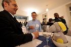 Fotodienst/Rene van Bakel - 04.12.2008 - Wien - In Kooperation mit der Open University Business School gelang es INITS Universitaeres Gruenderservice Wien einen aussergewoehnlichen Gastredner fuer den Business Talk am Donnerstag, 04. Dezember 2008 an der Technischen Universitaet Wien zu gewinnen. Stephen Berry ist ein ehemaliger Finanzdirektor und Banker. Heute glaenzt er als internationaler MBA Lektor und Consultant. Stephen Berry ueberrascht mit einer voellig neuen Art von Unternehmensstrategie, abgeleitet aus seinen Beobachtungen wild lebender Tiere in der Serengeti. Die Besucher gestalteten den Business Talk in einer Podiumsdiskussion aktiv mit. Stephen Berry stand Rede und Antwort und konnte mit seinen innovativen Ansaetzen beim Publikum sichtlich einen grossen Eindruck hinterlassen. FOTO: Der Abend klang bei einem Buffet aus.