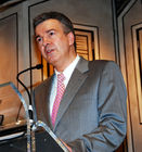 (C)fotodienst/Matthias Hartmann - Hamburg 05.12.2008 -
FOTO: Der Geschäftsführer von Natura Vitalis, Frank Felte, bei seiner Laudatio anlässlich der Verleihung des ersten Best Ager Awards, der von der Natura Vitalis ausgelobt wurde. In einer Onlinebefragung erhielt Johannes Heesters die Stimmen von 10000 Frauen.  