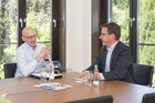 Bei einem Hintergrundgespräch im Office von Horváth & Partners in Düsseldorf informierte Ex-Oetker Manager und nunmeriger Managementberater Andreas Unruhe (47) über Trends und Aussichten im Lebensmittelhandel. Im Bild: Andreas Unruhe (rechts) mit Manager Magazin Redakteur Martin Mehringer.