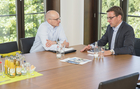 Bei einem Hintergrundgespräch im Office von Horváth & Partners in Düsseldorf informierte Ex-Oetker Manager und nunmeriger Managementberater Andreas Unruhe (47) über Trends und Aussichten im Lebensmittelhandel. Im Bild: Andreas Unruhe (rechts) mit Manager Magazin Redakteur Martin Mehringer.