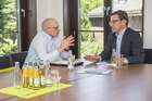 Bei einem Hintergrundgespräch im Office von Horváth & Partners in Düsseldorf informierte Ex-Oetker Manager und nunmeriger Managementberater Andreas Unruhe (47) über Trends und Aussichten im Lebensmittelhandel. Im Bild: Andreas Unruhe (rechts) mit Manager Magazin Redakteur Martin Mehringer.