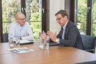Bei einem Hintergrundgespräch im Office von Horváth & Partners in Düsseldorf informierte Ex-Oetker Manager und nunmeriger Managementberater Andreas Unruhe (47) über Trends und Aussichten im Lebensmittelhandel. Im Bild: Andreas Unruhe (rechts) mit Manager Magazin Redakteur Martin Mehringer.
