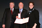 (C) fotodienst/Anna Rauchenberger - Wien, 20.3.2009 - Heute feierte die KBA-Mödling AG ihr 160-jähriges Firmenjubiläum im Technischen Museum Wien. Gleichzeitig wurde auch ein Führungswechsel gefeiert. FOTO: Rudolf Hundstorfer, links, BM für Soziales und Konsumentenschutz und  Christine Marek, Staatssekretärin im BMWFJ, überreichen Walter Voitle, Mitglied des Aufsichtsrates der KBA-Mödling, das Goldene Verdienstzeichen der Republick Österreich.