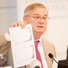  (c) fotodienst/Anna Rauchenberger - Wien, am 13.12.2012 –  Der Bundesdachverband Photovoltaic Austria (PVA) freut sich über die erste Wirkung des Ökostromgesetzes 2012. Jedoch wurden aus dem Klimafonds 2008-2011 über 30 Fördermillionen nicht ausbezahlt. FOTO Dr. Hans Kronberger, Präsident Bundesverband Photovoltaic Austria: