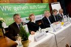 2020 Sauberer Strom für Alle - Eine reale Vision für Österreich
vlnr: Ing. Franz Kirchmeyr, arge kompost & biogas Österreich, DI Martina Prechtl, Kleinwasserkraft Österreich, Dr. Hans Kronberger, Bundesverband Photovoltaic Austria, Mag. Stefan Hantsch, IG Windkraft Österreich, DI Josef Plank, Österr. Biomasse-Verband