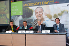 Foto vlnr.: Thomas Lutz, Unternehmenssprecher Microsoft ÖsterreichGeorg Obermeier, Geschäftsführer Microsoft Österreich und Robert Kögl, Finance & Administration Microsoft Österreich und Georg Droschl