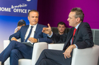 Erster Home & Mobile Office Day diskutiert Wandel in der Berufswelt. Foto vlnr.: Eduard Müller (BMF) und Michael Bartz, Leiter des Forschungsprojekts New World of Work an der FH Krems