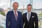 Dell schließt Distributionsvertrag mit Omega. Im Bild vlnr.: Pavol Varga, Geschäftsführer von Dell Österreich und Stephan M. Muehlemann, Channel-Direktor bei Dell für Österreich und die Schweiz