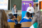  (c) fotodienst / Anna Rauchenberger - Wien, am 13.02.2014 - Safer Internet Microsoft Aktionstag 2014. Microsoft GF Georg Obermeier und Daniela Denk mit Schülern