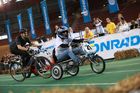 Conrad Electronic lud zum 1. Akkurace ins Ferry Dusika Hallenstadion und der Besucheransturm übertraf alle Erwartungen. 32 Teams ritterten in verschiedenen Kategorien um den Sieg. Beim Bau und Design der Rennflitzer waren seitens des Veranstalters fast keine Grenzen gesetzt. Lediglich der Antrieb durfte durch 2 extrastarke Akkuschrauber von Toolcraft erfolgen. Die Bandbreite der Rennschüsseln war enorm: Die Zuseher feuerten die Fahrer
umgebauter Fahrräder, Trikes, GoKarts & Co. an. Im Doppel KO-System jagten die Teilnehmer durch den Rundkurs. Die Ergebnisse und alle Infos zum Event finden Sie unter www.akkurace.at!