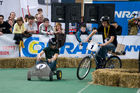 Conrad Electronic lud zum 1. Akkurace ins Ferry Dusika Hallenstadion und der Besucheransturm übertraf alle Erwartungen. 32 Teams ritterten in verschiedenen Kategorien um den Sieg. Beim Bau und Design der Rennflitzer waren seitens des Veranstalters fast keine Grenzen gesetzt. Lediglich der Antrieb durfte durch 2 extrastarke Akkuschrauber von Toolcraft erfolgen. Die Bandbreite der Rennschüsseln war enorm: Die Zuseher feuerten die Fahrer umgebauter Fahrräder, Trikes, GoKarts & Co. an. Im Doppel KO-System jagten die Teilnehmer durch den Rundkurs. Die Ergebnisse und alle Infos zum Event finden Sie unter www.akkurace.at!Foto: 
