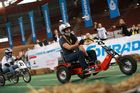Conrad Electronic lud zum 1. Akkurace ins Ferry Dusika Hallenstadion und der Besucheransturm übertraf alle Erwartungen. 32 Teams ritterten in verschiedenen Kategorien um den Sieg. Beim Bau und Design der Rennflitzer waren seitens des Veranstalters fast keine Grenzen gesetzt. Lediglich der Antrieb durfte durch 2 extrastarke Akkuschrauber von Toolcraft erfolgen. Die Bandbreite der Rennschüsseln war enorm: Die Zuseher feuerten die Fahrer
umgebauter Fahrräder, Trikes, GoKarts & Co. an. Im Doppel KO-System jagten die Teilnehmer durch den Rundkurs. Die Ergebnisse und alle Infos zum Event finden Sie unter www.akkurace.at!