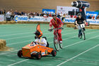 Conrad Electronic lud zum 1. Akkurace ins Ferry Dusika Hallenstadion und der Besucheransturm übertraf alle Erwartungen. 32 Teams ritterten in verschiedenen Kategorien um den Sieg. Beim Bau und Design der Rennflitzer waren seitens des Veranstalters fast keine Grenzen gesetzt. Lediglich der Antrieb durfte durch 2 extrastarke Akkuschrauber von Toolcraft erfolgen. Die Bandbreite der Rennschüsseln war enorm: Die Zuseher feuerten die Fahrer umgebauter Fahrräder, Trikes, GoKarts & Co. an. Im Doppel KO-System jagten die Teilnehmer durch den Rundkurs. Die Ergebnisse und alle Infos zum Event finden Sie unter www.akkurace.at!Foto: 