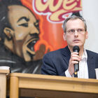 (C) fotodienst.at/Anna Rauchenberger -  Wien, am 01.12.2009 - Der Entwurf zur Änderung des Telekommunikationsgesetzes, durch den die Vorratsdatenspeicherungs-Richtlinie in Österreich umgesetzt werden soll, sorgt nach wie vor für Aufregung. Aufgrund dieser Richtlinie müssen alle Internet- und Telekom Serviceprovider Europas die Verbindungsdaten zu sämtlichen Kommunikationsvorgängen für einen Zeitraum von 6 Monaten bis 2 Jahren speichern. Das Wiener Zentrum für Rechtsinformatik nimmt diese Entwicklung zum Anlass, um in Form einer Podiumsdiskussion eine möglichst breite und öffentliche Debatte über Sinn, Nutzen und gesellschaftliche Auswirkungen des Datensammelns auf Vorrat zu eröffnen. FOTO: Dr. Felix Daum (Rechtsanwalt, Wien)