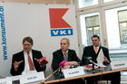 Stand der Sammelklagen-Aktion - Nächste Schritte des VKI gegen den AWD(C) fotodienst, Martina DraperFoto: vlnr: Dr. Peter Kolba, Bereichsleiter Recht, VKI, RA Dr. Alexander Klauser, Univ.Prof. Dr. Urich Tödtmann, Vorstand Foris AG