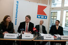 Stand der Sammelklagen-Aktion - Nächste Schritte des VKI gegen den AWD
(C) fotodienst, Martina Draper
Foto: vlnr: Mag. Andrea Morawetz, Pressestelle VKI, Dr. Peter Kolba, Bereichsleiter Recht, VKI, RA Dr. Alexander Klauser, Univ.Prof. Dr. Urich Tödtmann, Vorstand Foris AG