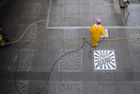 Linz - Hauptbahnhof Linz: der Ein- und Ausgang 'Kärntner Lichtauge' in Richtung Zentrum Stadt Linz ist hoch frequentiert. Über 15.000 Paar Füße sehen die Steine auf den Plätzen jeden Tag, das Pflaster ist verkrustet vom Schmutz. Damit bildet es den perfekten Untergrund für eine ganz neue Art von Kunst aus Großbritannien: 'Reverse Graffiti', auch 'saubere Kunst' genannt. Bei dieser Art des legalen Graffiti werden mit Hochdruckreinigern Kunstwerke auf den Boden 'gemalt'. Am Ende der Kunstaktion wird der gesamte Platz von einem Spezialteam gereinigt und erstrahlt somit in frühlingshaftem Glanz. 