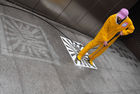 Linz - Hauptbahnhof Linz: der Ein- und Ausgang 'Kärntner Lichtauge' in Richtung Zentrum Stadt Linz ist hoch frequentiert. Über 15.000 Paar Füße sehen die Steine auf den Plätzen jeden Tag, das Pflaster ist verkrustet vom Schmutz. Damit bildet es den perfekten Untergrund für eine ganz neue Art von Kunst aus Großbritannien: 'Reverse Graffiti', auch 'saubere Kunst' genannt. Bei dieser Art des legalen Graffiti werden mit Hochdruckreinigern Kunstwerke auf den Boden 'gemalt'. Am Ende der Kunstaktion wird der gesamte Platz von einem Spezialteam gereinigt und erstrahlt somit in frühlingshaftem Glanz. 