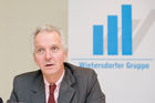(c) fotodienst / Anna Rauchenberger - Wien, am 14.04.2010 - Wie heute bei einer Pressekonferenz im 'Ambassador' bekanntgegeben wurde, ist es Wietersdorfer trotz angespannter Wirtschaftslage gelungen, 2009 sicher durch die Krise zu steuern. Die Organisation wurde analog zu den Geschäftsfeldern neu ausgerichtet und umfasst nun die Bereiche Zement + Beton, Baustoffe, Kalk und Rohre. FOTO: Ulrich Glaunach, Sprecher der Geschäftsführung der Wietersdorfer Industriebeteiligungen