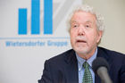 (c) fotodienst / Anna Rauchenberger - Wien, am 14.04.2010 - Wie heute bei einer Pressekonferenz im 'Ambassador' bekanntgegeben wurde, ist es Wietersdorfer trotz angespannter Wirtschaftslage gelungen, 2009 sicher durch die Krise zu steuern. Die Organisation wurde analog zu den Geschäftsfeldern neu ausgerichtet und umfasst nun die Bereiche Zement + Beton, Baustoffe, Kalk und Rohre. FOTO: Wolf Klammerth, Sprecher der Geschäftsführung der Wietersdorfer Rohrbeteiligungen