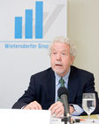 (c) fotodienst / Anna Rauchenberger - Wien, am 14.04.2010 - Wie heute bei einer Pressekonferenz im 'Ambassador' bekanntgegeben wurde, ist es Wietersdorfer trotz angespannter Wirtschaftslage gelungen, 2009 sicher durch die Krise zu steuern. Die Organisation wurde analog zu den Geschäftsfeldern neu ausgerichtet und umfasst nun die Bereiche Zement + Beton, Baustoffe, Kalk und Rohre. FOTO: Wolf Klammerth, Sprecher der Geschäftsführung der Wietersdorfer Rohrbeteiligungen