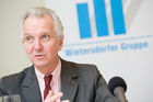 (c) fotodienst / Anna Rauchenberger - Wien, am 14.04.2010 - Wie heute bei einer Pressekonferenz im 'Ambassador' bekanntgegeben wurde, ist es Wietersdorfer trotz angespannter Wirtschaftslage gelungen, 2009 sicher durch die Krise zu steuern. Die Organisation wurde analog zu den Geschäftsfeldern neu ausgerichtet und umfasst nun die Bereiche Zement + Beton, Baustoffe, Kalk und Rohre. FOTO: Ulrich Glaunach, Sprecher der Geschäftsführung der Wietersdorfer Industriebeteiligungen