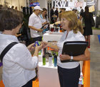 Gespräch unter Besuchern und Ausstellern an der SuisseEMEX 2010