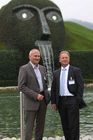 In den attraktiven Swarovski Kristallwelten Wattens informierten sich am 14. Oktober 2010 ca. 80 Kunden und Repräsentanten der Hersteller IBM und VMware beim Wallak + Pitagora Kundensymposium in Vorträgen und anschließendem Get together über die aktuellsten Entwicklungen im IT-Umfeld. Foto v.l.: Robert Wittauer (GF Pitagora) und Richard Wallak (GF Wallak Informatics) vor dem Riesen in den Kristallwelten
