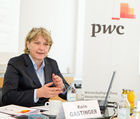 (C)fotodienst/Anna Rauchenberger Wien, 05.04.2011 –  PwC präsentierte heute die aktuelle Transparenz-Analyse bei börsennotierten Unternehmen in der DACH-Region. Nachhaltigkeit ist in Österreich noch nicht im Kern angekommen, zukunftsfähige Wahrnehmung der heimischen Unternehmen ist bei Investoren und Ratingagenturen fraglich. FOTO: Mag Karin Gastinger, MAS, Leiterin des Bereichs Sustainable Business Solutions bei PwC Österreich