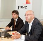 (C) fotodienst.at /Anna Rauchenberger  - Wien, 25.08.2011 –  PwC Studie: Internationaler Handel mit Strom und Elektrizität in CEE: Internationale Stromhändler sind mit unterschiedlichen Regelungen auf den nationalen Energiemärkten konfrontiert. Zudem stellen sprachliche Barrieren sowie technische  und bürokratische Hürden zusätzliche Herausforderungen dar. Zu diesem Ergebnis kommt die aktuelle PwC Studie ‚Impediments to Electricity Trading in Central and Eastern Europe’. FOTO v.l.: Jürgen Wahl, Vorstand von Energy Exchange Austria, Erwin Smole, Geschäftsführer bei PwC Österreich.